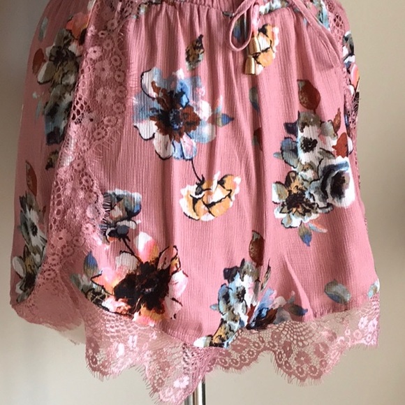 NEW Floral Lace Romper - Picture 6 of 8